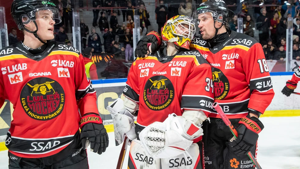 Sami Lepistö kramar om Joel Lassinantti efter segern mot Rögle.