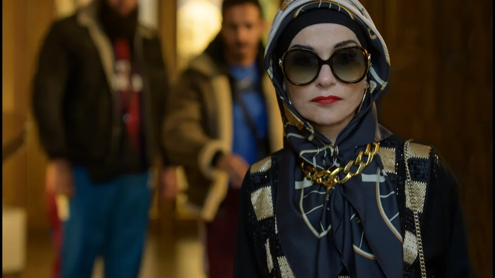 Isabelle Huppert spelar fransk-arabisk tolk och otippade knarkdrottning i kulturkrockskomedin "Mama weed".