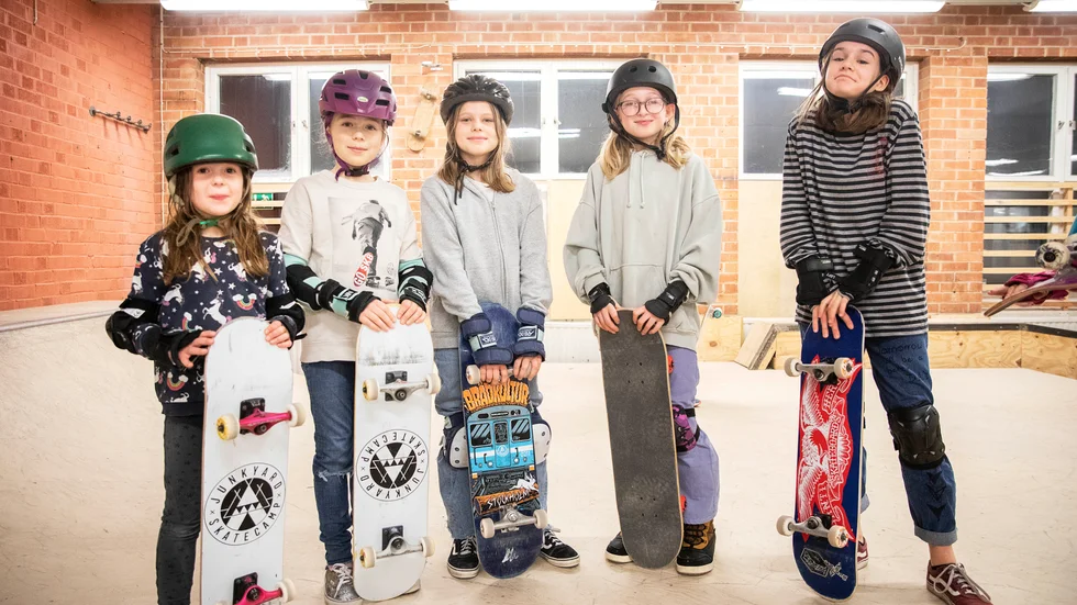Elna och Daga Bartnik, Harriet Lindfors Normark, Edith Stenbom och Junia Kynast är några av deltagarna som gillar att skejta.