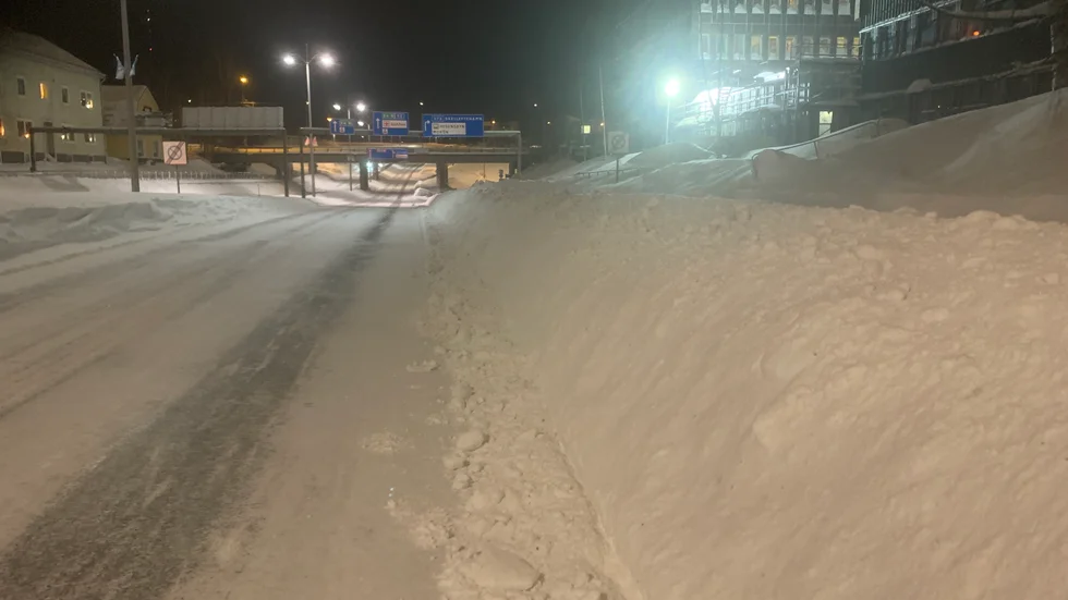 Skribenten funderar över snöröjning och budgetar.