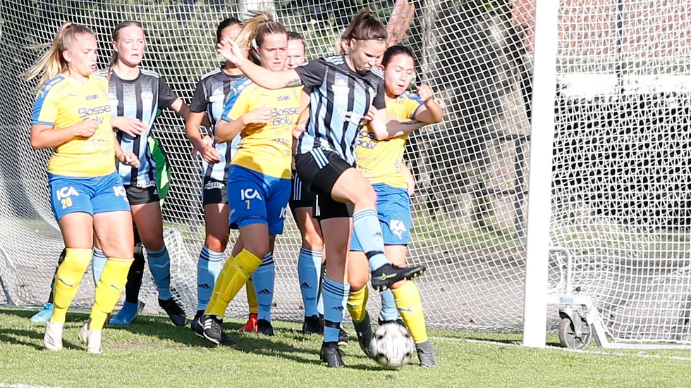 Hanna Nilsson, Astrid Göthberg, Erika Bertilsson och deras lagkamrater i Västerviks Damfotboll fick sin sista träningsmatch inställd.