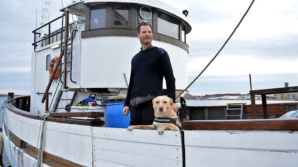Carl-Johan Tingström och skeppshunden Parker har lagt till vid Slottsholmen i Västervik.