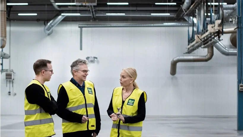 Produktionskapaciteten kommer att tredubblas i de nya lokalerna, berättar Martin Lidstrand, företagets grundare. Här tillsammans med Johan Thiel, vd och Ankie Bandstigen, styrelseledamot.