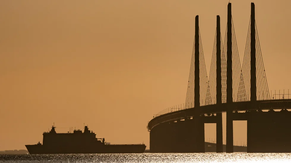 HNLMS Rotterdam fångad på bild vid Öresundsbron i maj 2020. Arkivbild.