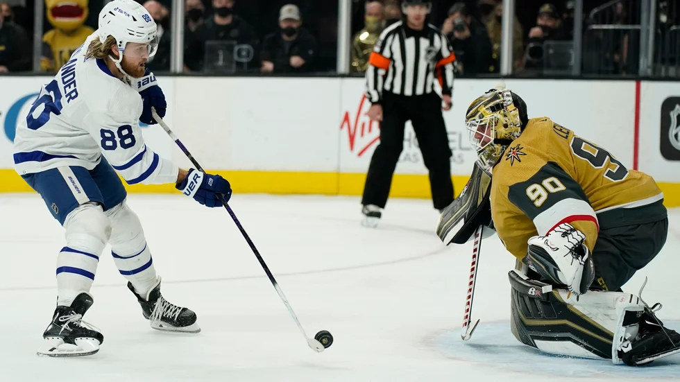 William Nylander sätter det avgörande straffmålet bakom Robin Lehner.