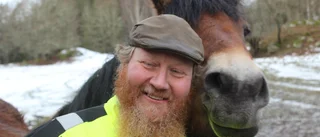Häng med hem till Farmen-Wincents gård–bland getter, hästar, får och snapsvisor