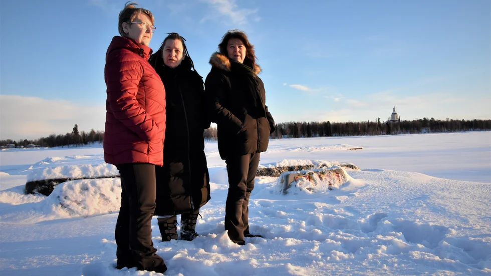 Tuula Kankaanranta, Anna Svelin och Pia Innala hoppas att vinterbadet kan komma igång till nästa vinter.