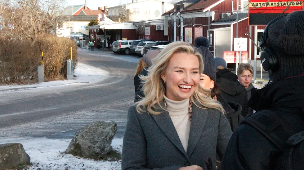 Ebba Busch var på gott humör under besöket i Östra Husby.