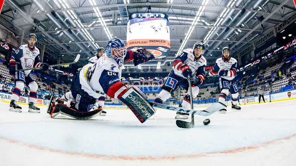 Med gemensamma krafter håller LHC pucken borta från mål.