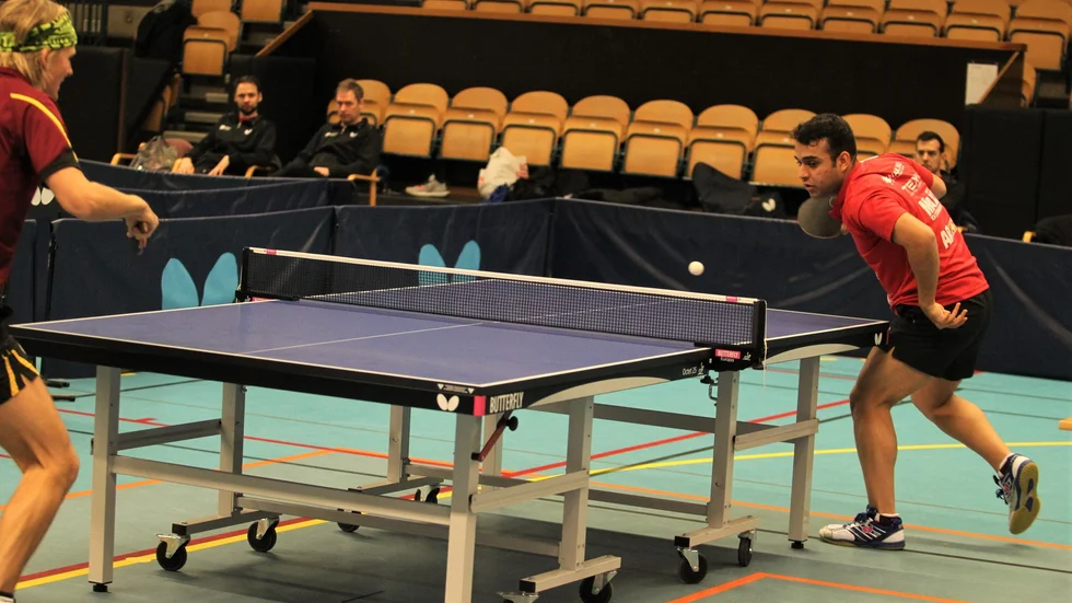 Västers BTK:s nyförvärv Amir Hodaei servar mot Ängbys Gustaf Ericson. Iranske toppspelaren kom till Motala och vann alla matcher han spelade. Väster förlorade på lördagen, men tog revansch och vann på söndagen i superettan.