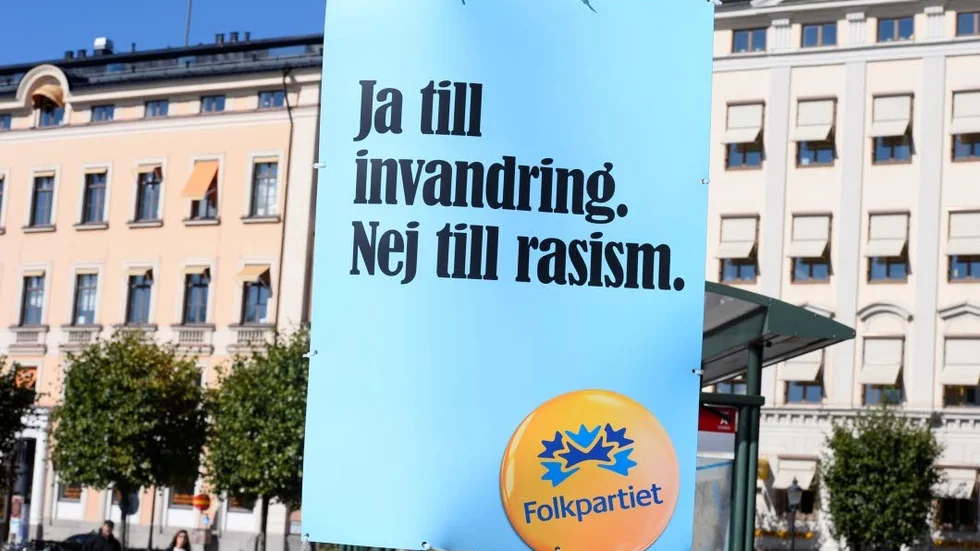 Typisk affisch. Inget ont om Folkpartiet, saligt i åminnelse. Men valaffischen från 2014 sammanfattar maktens ekokammare på ett bra sätt.