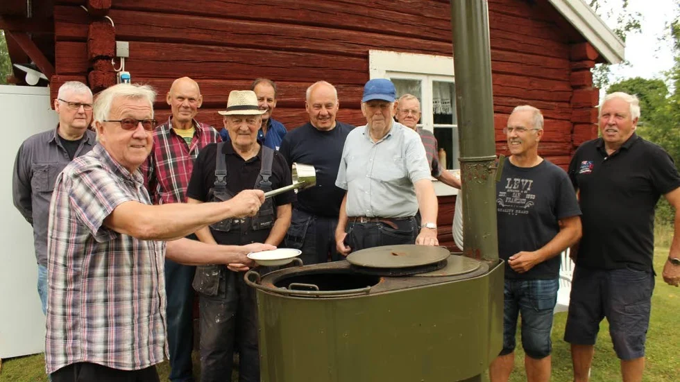 Dags för kålsoppa. På lördag är det marknad i Hällestad och marknadsbasen Gösta Johansson står redo att sleva upp den klassiska kålsoppan, omgiven av ett antal medhjälpare.