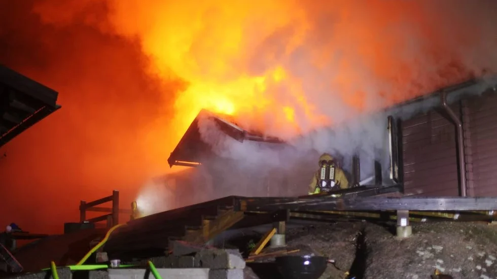 Brand. Villaägaren har anmält sin advokat, som nu varnas.