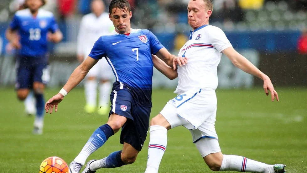 Gudmundur Thorarinsson under en A-landskamp för Island mot USA.