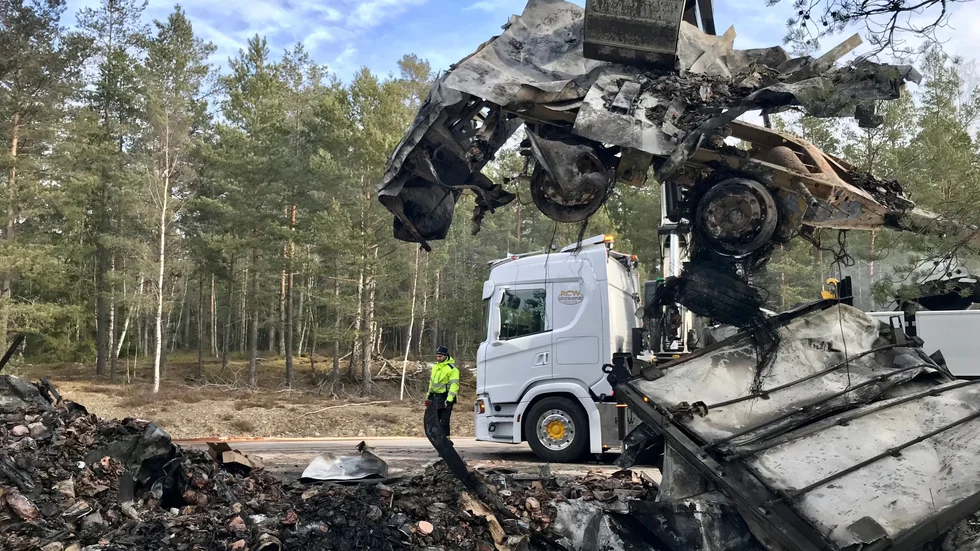 Här ses delat av det lastbilssläp som övertändes under måndagskvällen. 