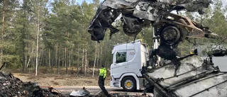 Lastbil med livsmedel på väg 52 fick brinna ner av sig själv – bärgningsarbete pågick under dagen