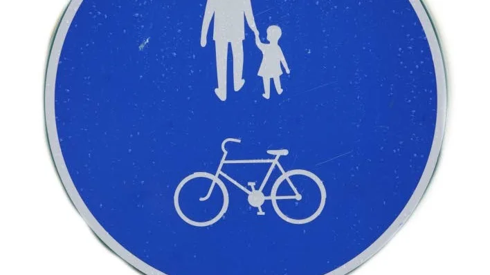 Gång- och cykelväg. Flera boende på Nyhemsområdet känner sig störda och oroade över den ökande biltrafiken på gång- och cykelbanan vid Nyhemsskolan.