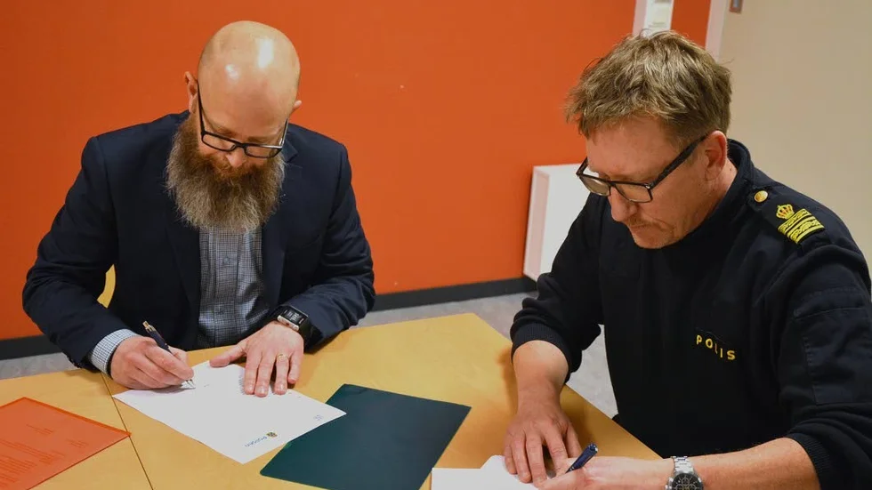 Påskrift. Anders Bevemyr (S), ks-ordförande samt Peter Wahlberg, lokalpolisområdeschef i Norrköping, skrev på fredagen under medborgarlöftet.