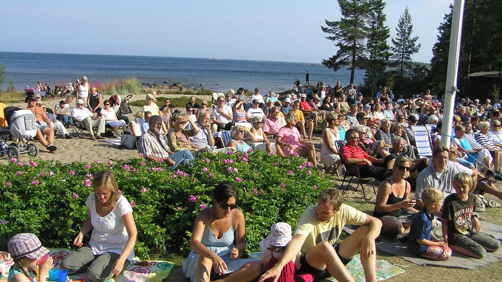 Publiken på stranden. Robert Löfstedt tror att mellan 100 och 200 personer kommer till konserten. Foto: Privat.