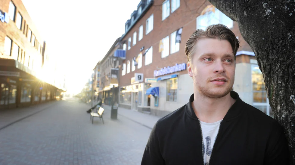 Byter underlag. Ishockeyproffset Adam Larsson spelar fotbollsmatch i kväll.