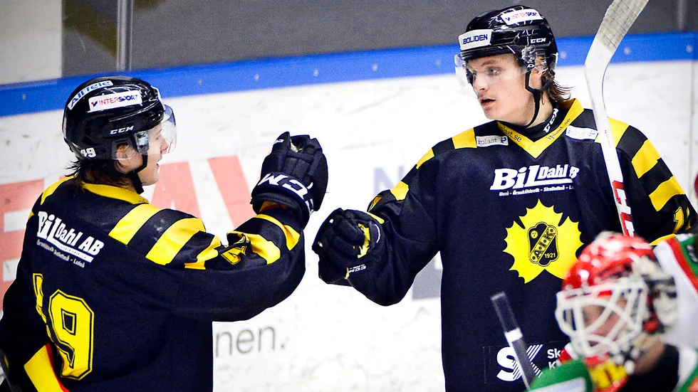 Landslagsmeriterad forward lämnar. Petter Mäkitalo, till vänster, lämnar Skellefteå AIK för spel i den amerikanska juniorligan USHL.