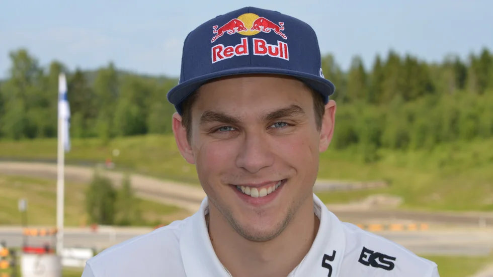 På bra humör. Anton njuter av att vara hemma i Skellefteå. Foto: Erik Grahn Lundgren.