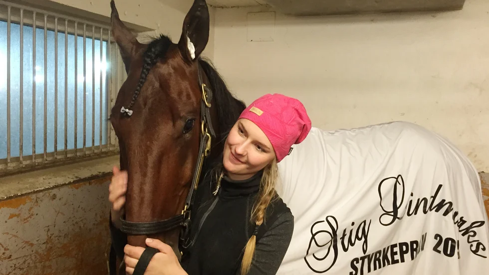 Lohman med sin skötare Emilia Karlsson.