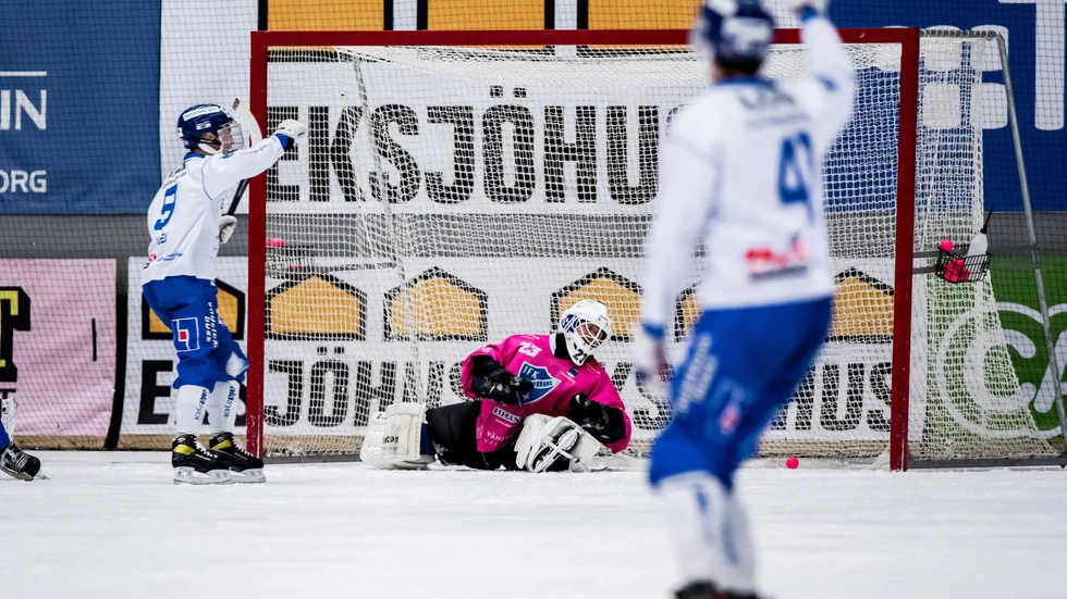Till slut satt bollen i nät bakom Vänersborgs utmärkte målvakt Kimmo Kyllönen. 0-4 blev 2-4 för IFK Motala, vilket gör att kvartsfinalhoppet lever. Men märkbart blek insats, som ofta i Vänersborg, av Motalalaget annars, tycker Jens Bollius.