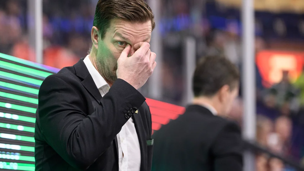 Färjestads tränare Johan Pennerborn får lämna klubben.