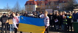 Katrineholmare manifesterade för Ukraina – Irinas föräldrar och bror är kvar i landet: "Det ser inte så bra ut"