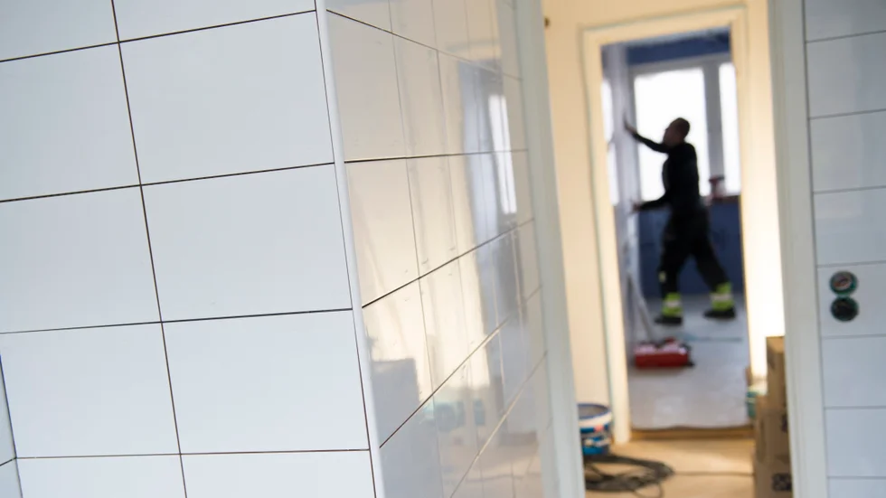 En kvinna i Skåne ville inte att bostadsrättsföreningen skulle genomföra ett stambyte eftersom hon var rädd att smittas av hantverkarna. Arkivbild.