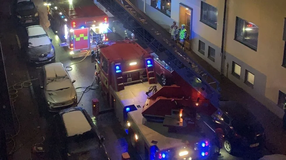 Under natten mot måndagen sökte rökdykare igenom en lägenhet efter en brand. Polisen utreder nu mordbrand.