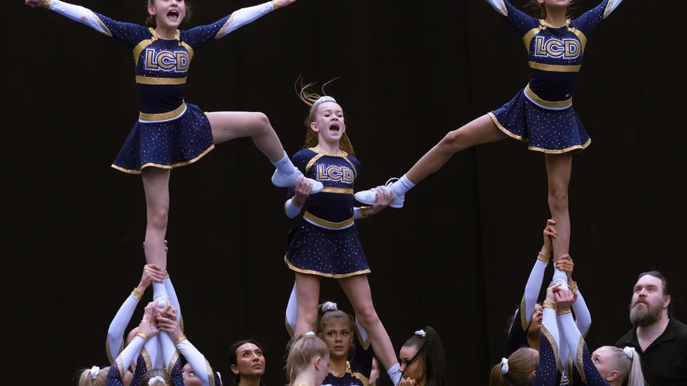 LCD Honeybees under DM i cheerleading.