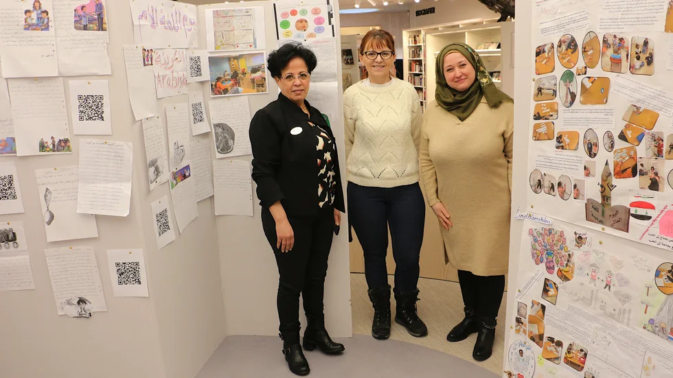 Lärarna Amina Thörnqvist, Milena Komlenic och Ranim Tabbakh firar Modersmålsdagen på biblioteket i Hultsfred genom att visa upp lite av vad eleverna jobbar med. Hela veckan kommer utställningen att finnas på plats.