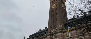 Här hissar Norrköping Ukrainas flagga utanför rådhuset