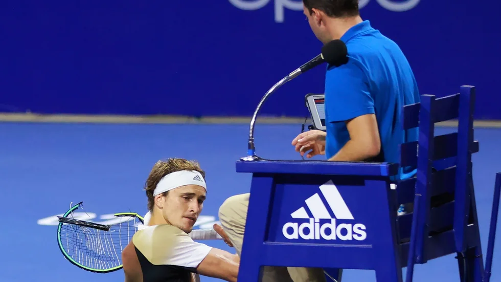 Alexander Zverev skrek och svor åt domaren som dömt ut en boll. Efter matchen drämde Zverev racketen i domarstolen flera gånger.