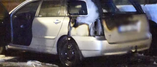 Bil började brinna på parkering i Hageby