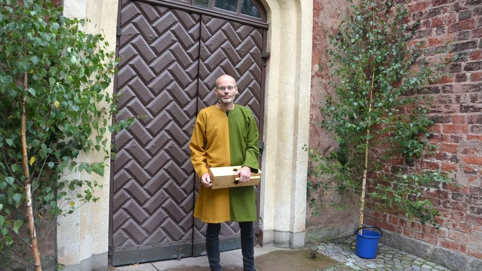 


Lars Jonsson, projektledare för NoMeMus, med en sinfonia (en slags vevlira med ursprung i 1200-talet) utanför S:t Laurentii kyrka.



