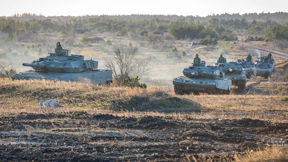 Försvarsmakten på Tofta skjutfält. Övning med stridsvagn 122.