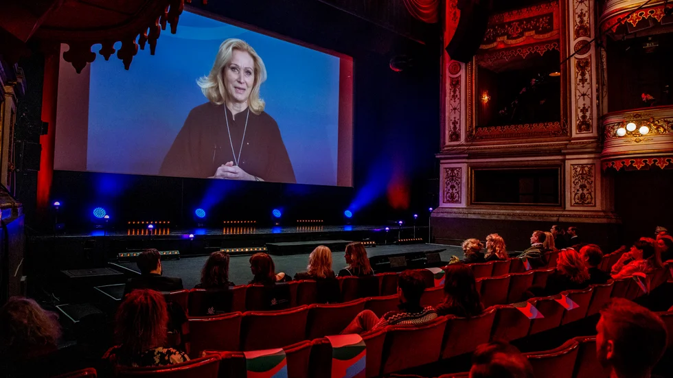 På duken förklarade kulturminister Jeanette Gustafsdotter Göteborgs filmfestival invigd.