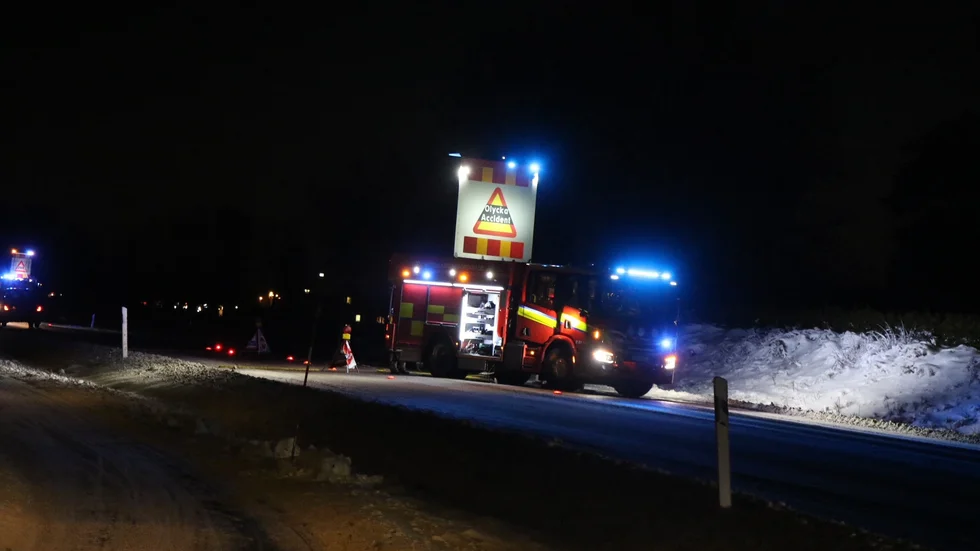 En personbil började på torsdagseftermiddagen brinna längs väg 288, i höjd med Jälla.