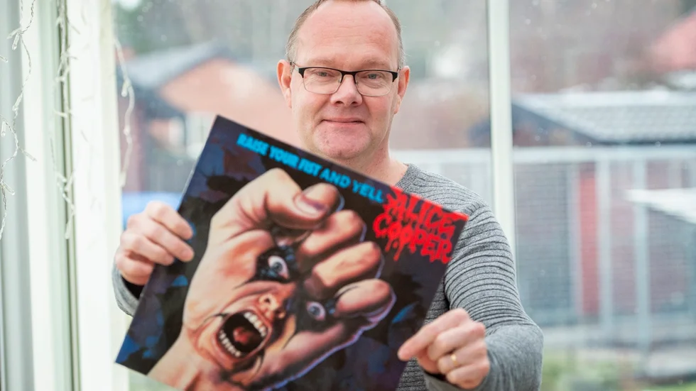 Conny Skuthälla Jonsson håller hårt i Alice Cooper som är en av favoritskivorna.