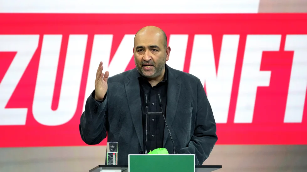 Omid Nouripour, ett av det tyska miljöpartiets nya språkrör, på partiets kongress i Berlin.
