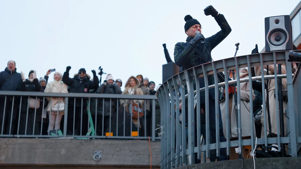 Komikern Peter Wahlbeck talade inför vaccinmotståndare på Sergels torg. Nazistiska NMR var på plats.