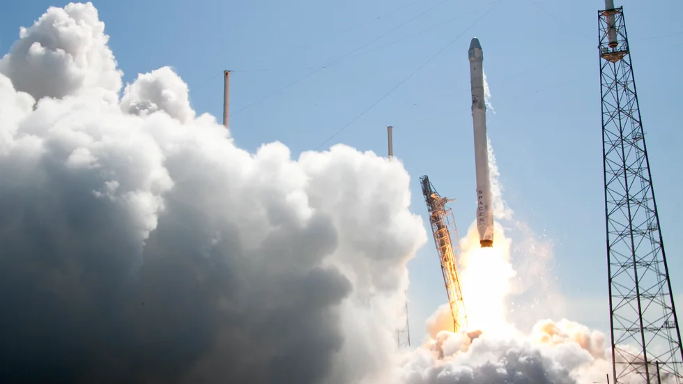 En Space X-raket skjuts upp 2015. Raketen på bilden är inte den som tros kraschlanda på månen i mars månad.