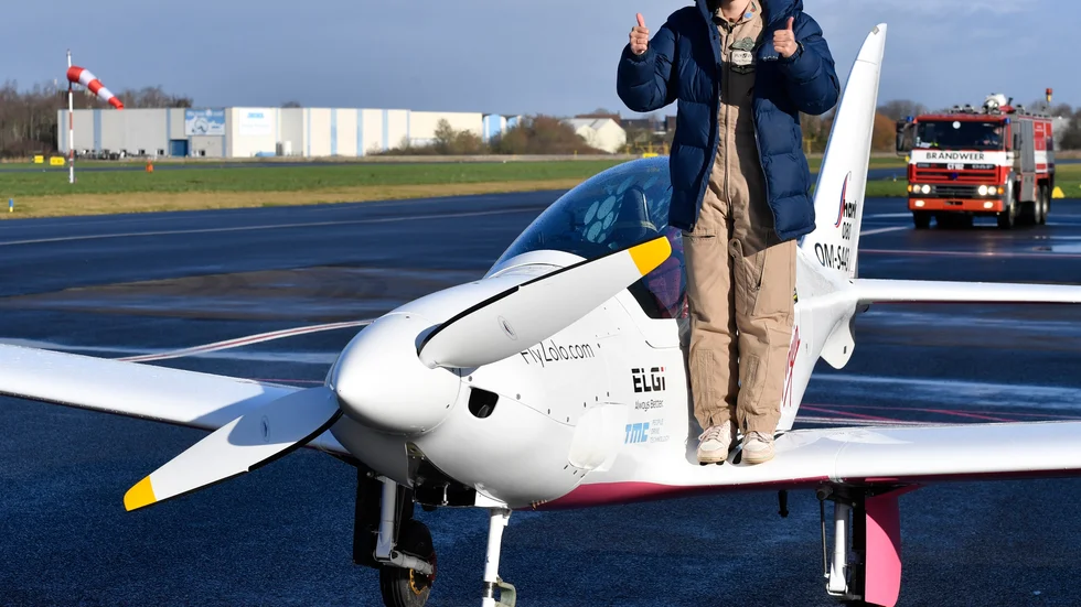 Zara Rutherford, 19, har landat på Kortrjik-flygplatsen i Belgien.