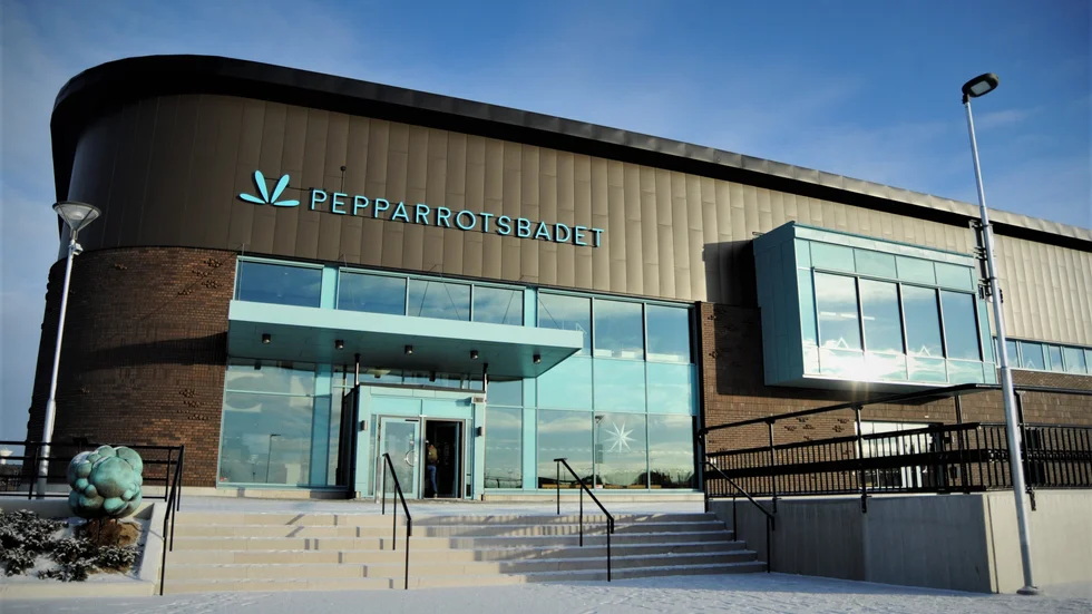 Förväntningen att kunna spara drygt åtta miljoner per år på att lägga ut Pepparrotsbadets gym, relax och kafé på entreprenad infriades inte och nu skrotas förslaget.