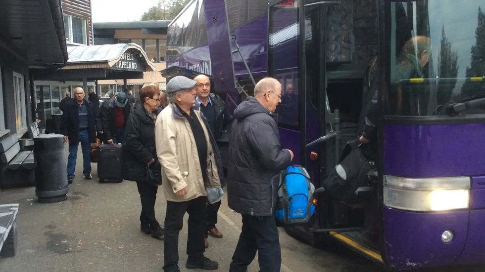 På väg ombord. PRO:are äntrar bussen på hemväg från Lycksele.