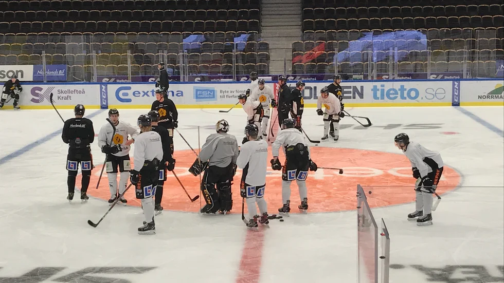 Skellefteå AIK på is under fredag 28 september. 