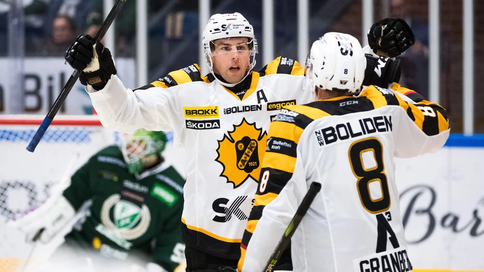 Jocke Lindström fortsätter leverera. Här jublar han tillsammans med Granberg efter 1–1-målet i andra perioden. 